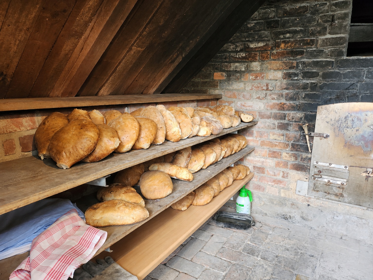 Frisch gebackenes Brot vor dem historischen Backofen in Dollgow