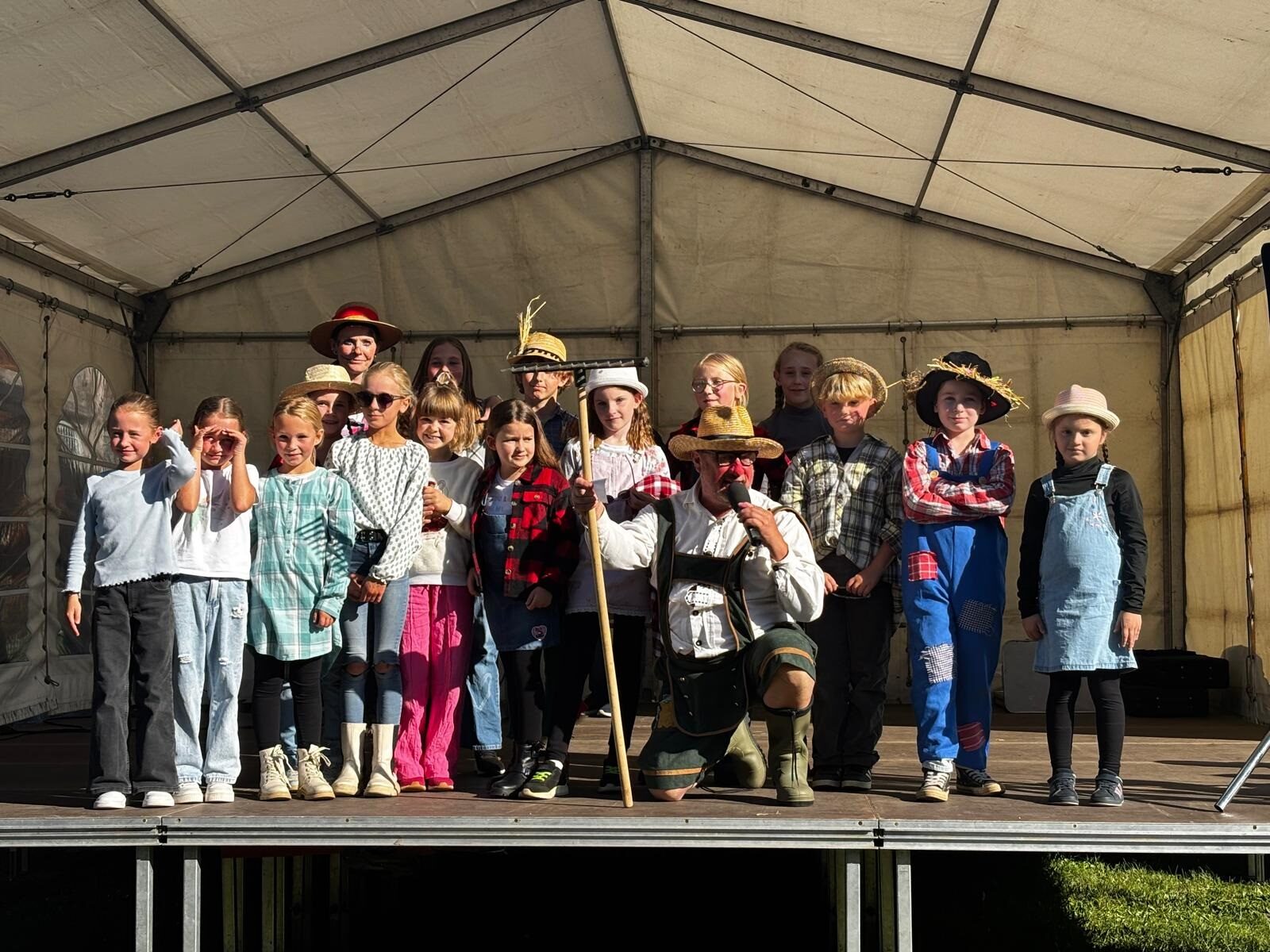 Bauer Kurt mit den Dance Kids beim Erntefest 2025 in Dollgow
