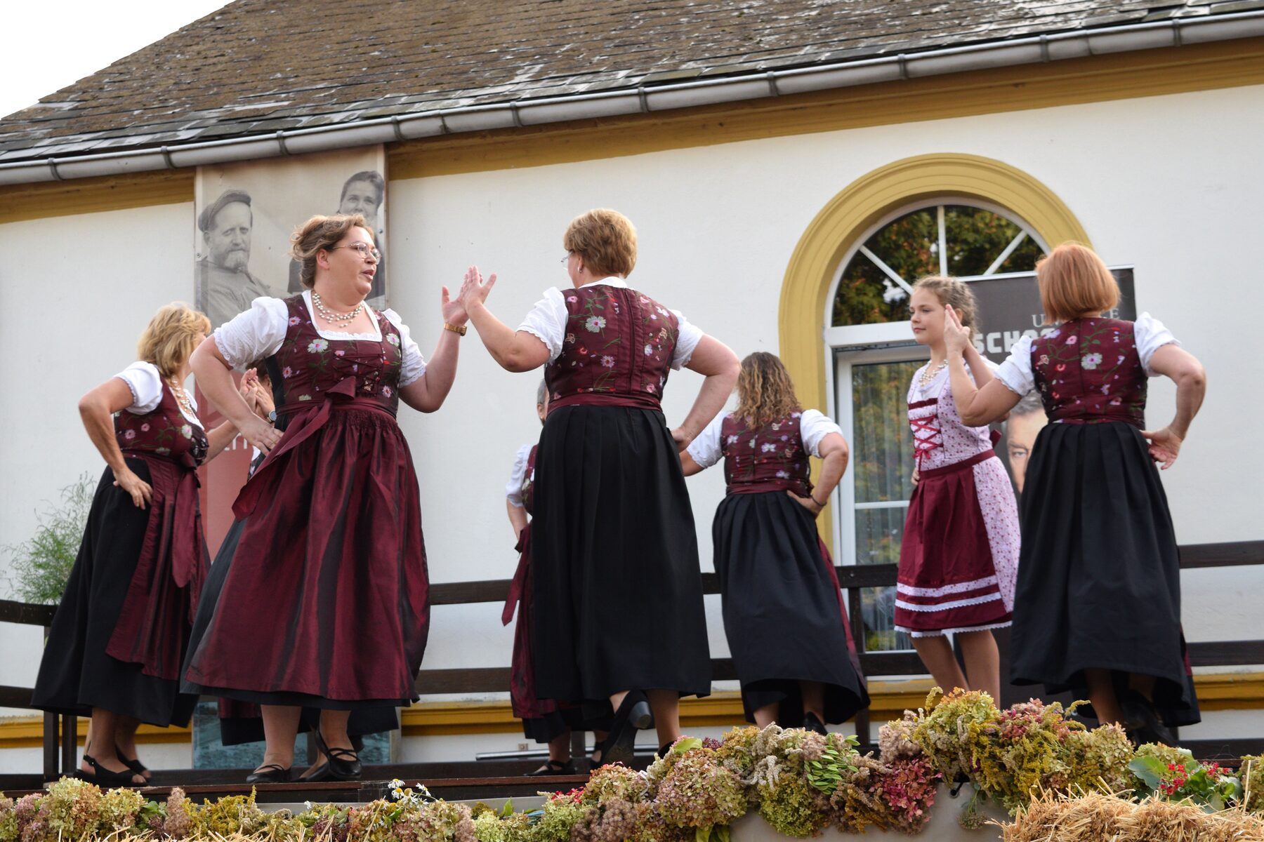 Die Dollgower Tanzperlen beim Erntefest 2025 in Dollgow
